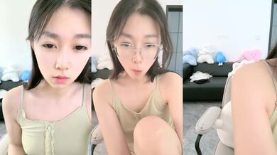 【小沫呀】九月新下海的美女，万众瞩目19岁邻家女孩，清纯甜美的标杆，搞怪表情全裸自慰，一众大哥的心头肉 (2)