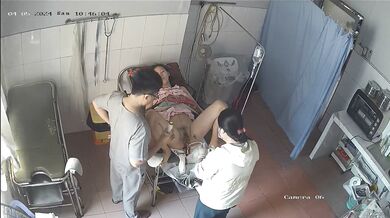 稀有❤️黑客破解医院妇产科监控摄像头❤️完美正面角度高清偷拍几个孕妇 ❤️最美年轻孕妇 阴蒂清晰可见 (2)