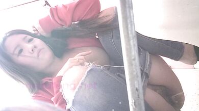 商场女厕全景偷拍多位美女嘘嘘❤️各种小嫩穴完美呈现 (12)