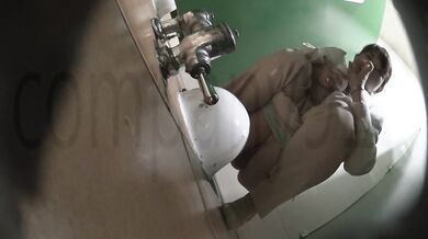 厕拍大神潜入商业大厦写字楼女厕手持设备移动偷拍白领OL姐姐尿尿牛仔裤靓妹闻闻擦逼纸的味道_clip