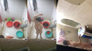 偷拍牛人晚上爬浴室墙头偷拍隔壁两家邻居年轻打工妹洗澡惊险刺激