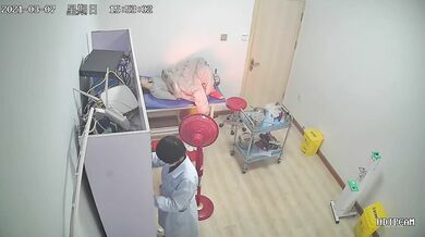 《医院监控破解》偷窥多位美女少妇脱了内裤让医院仔细检查下体 (7)
