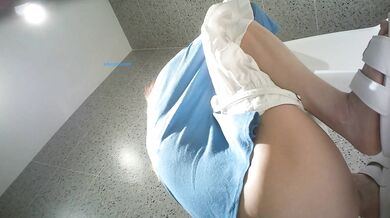 《极品CP魔手外购》美女如云热闹商场全景偷拍~女厕各种大屁股小姐姐方便~好多气质小姐姐撅着大腚哗哗尿量充足 (2)