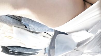 新手上路小哥商场闲逛电梯偶遇极品巨乳少妇包臀裙无内逛街一路尾随偷拍裙底逼毛还挺黑的